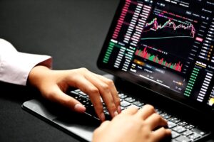 FX取引の1日の流れを示す世界地図と時計のイメージ