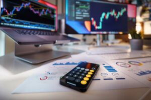 FX専業トレーダーのトレードデスクとチャート画面