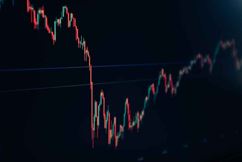 FXのリスクを示すチャートと分析画面のイメージ
