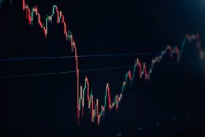 FXのリスクを示すチャートと分析画面のイメージ